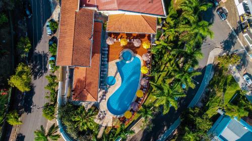 uma vista superior de uma piscina em frente a uma casa em LS Villas Hotel & Spa em Águas de São Pedro