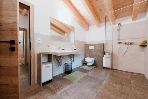 a bathroom with a sink and a shower and a toilet at Apart GuetGeanLossn in Längenfeld