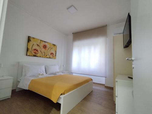 1 dormitorio con 1 cama con manta amarilla en Lela's room en Bari