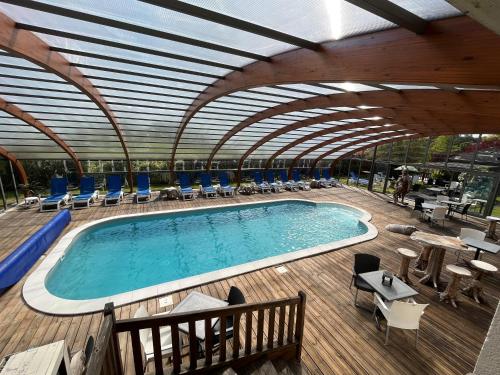 Πισίνα στο ή κοντά στο The Originals Boutique Hôtel Spa Beuzeville Honfleur Sud