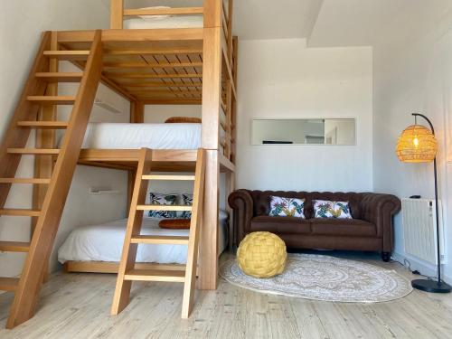 a living room with bunk beds and a couch at Precioso loft en Caión ROCHA, sobre la arena y el mar in Cayón
