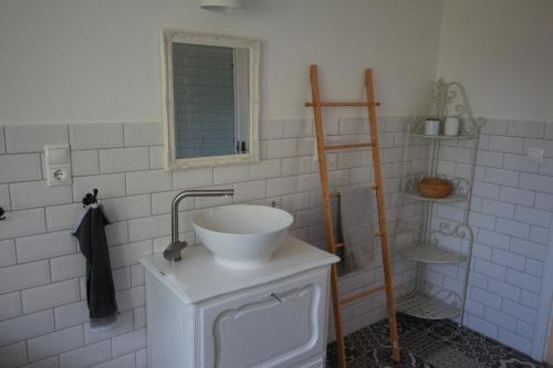 y baño con lavabo blanco y espejo. en Villa Léna, en Balatonederics