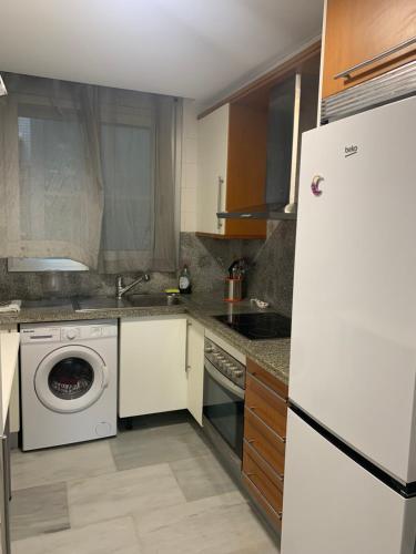 een keuken met een witte koelkast en een vaatwasser bij Apartamento Denia Elegance Las Marinas in Denia