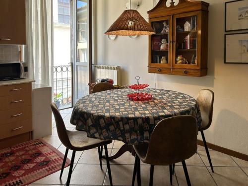 een eettafel met stoelen en een tafel bij MammaMia in Bergamo