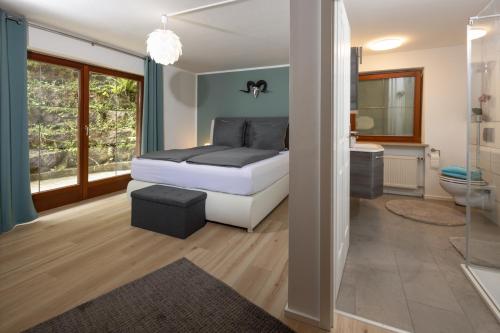 a bedroom with a bed and a bathroom at Ferienwohnung Alpenglück in Marktschellenberg