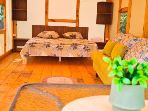 sala de estar con cama y sofá en Camping Saint George, en Topola