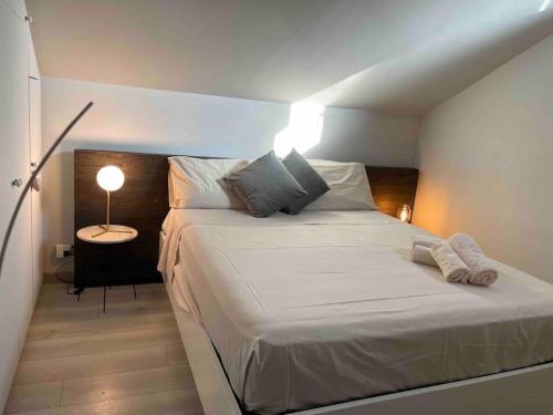 una camera da letto con un grande letto bianco con luci sopra di Confortevole appartamento in zona centrale a Torino