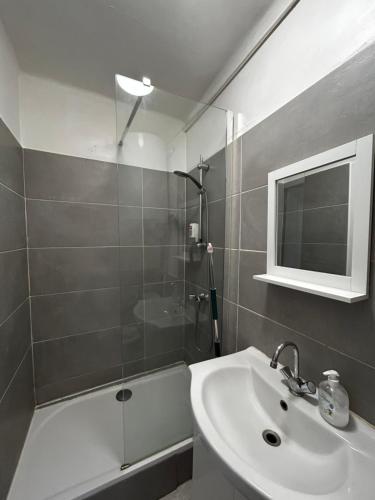 une salle de bain avec un lavabo, une douche et une baignoire dans l'établissement La Ciotat T2 à proximité du port, à La Ciotat
