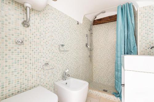 ein Badezimmer mit Toilette und Dusche in der Unterkunft La Casetta Bianca by BarbarHouse in Locorotondo