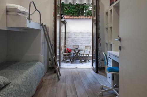 Habitación con cama, mesa y ventana en Piagentina Residence 1 en Florence
