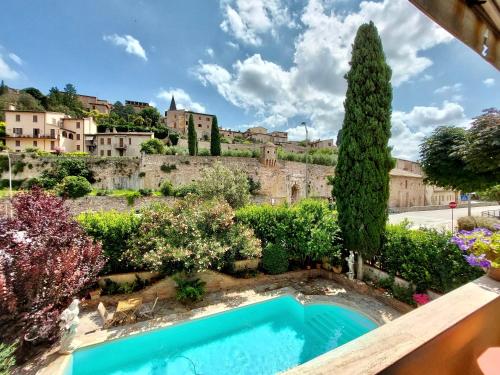 a villa with a swimming pool in a garden at Villamena in Spello