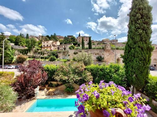 a view of a villa with flowers and a swimming pool at Villamena in Spello