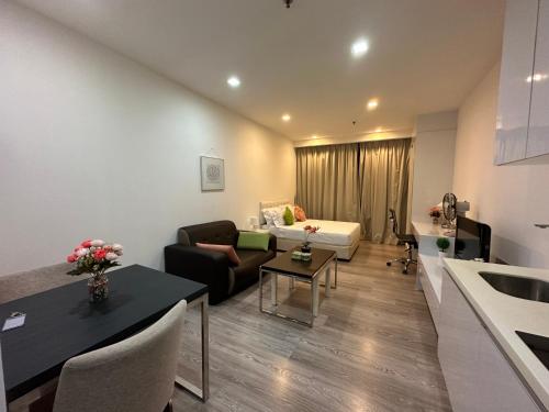 Χώρος καθιστικού στο One Bukit Ceylon by Home Suites