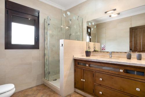 La salle de bains est pourvue d'un lavabo, d'une douche et de toilettes. dans l'établissement Casa Sonia y Nuria, à Roche