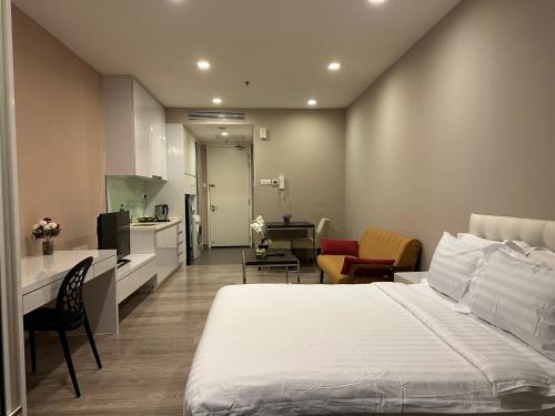 ein Schlafzimmer mit einem Bett und einer Küche sowie ein Zimmer mit einer Küche in der Unterkunft One Bukit Ceylon by Home Suites in Kuala Lumpur