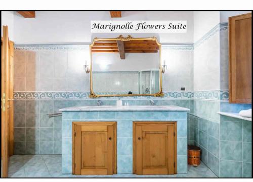 La salle de bains est pourvue d'un lavabo et d'un miroir. dans l'établissement Marignolle Flowers Suite, à Florence