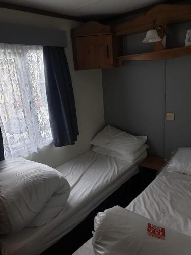 Ένα ή περισσότερα κρεβάτια σε δωμάτιο στο 2 bed 37 highbury ingoldmells skegness caravan
