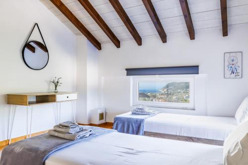 Zimmer mit 2 Betten und einem Fenster in der Unterkunft Villa Pavlos in Skopelos