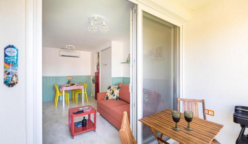 a living room with a couch and a table at Balatonic Retro in Zamárdi