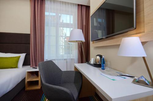 En tv och/eller ett underhållningssystem på Stay inn Hotel Gdańsk
