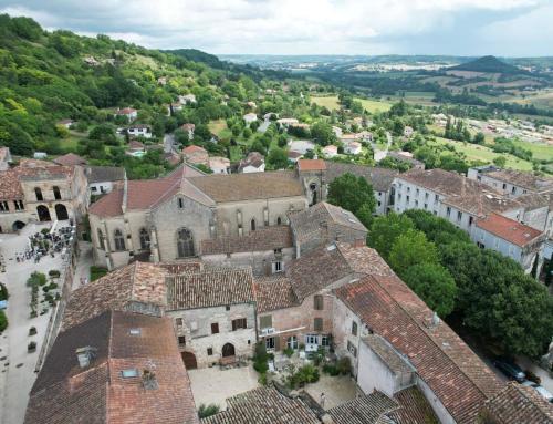 una vista aérea de una ciudad con edificios en La maison sur la place en Penne-dʼAgenais