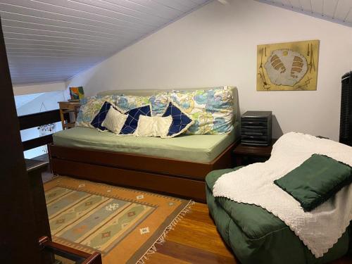 1 dormitorio con cama y sofá en Geribá Sul, en Búzios