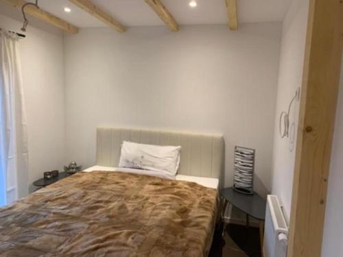 1 dormitorio con 1 cama grande en una habitación en Carla am Strand, en Garrel