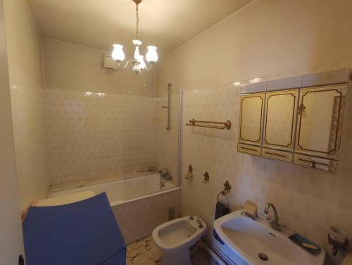 ein Badezimmer mit einer Badewanne, einem Waschbecken und einem WC in der Unterkunft Ambiance château de la Loire in Montrichard