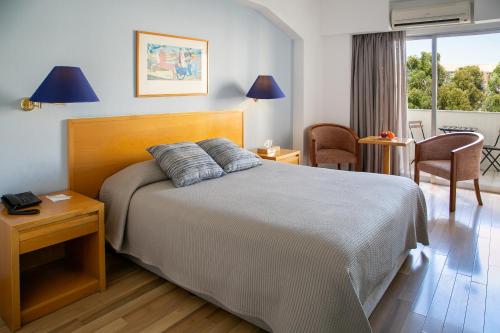 una camera con letto, tavolo e sedie di Cleopatra Hotel a Nicosia