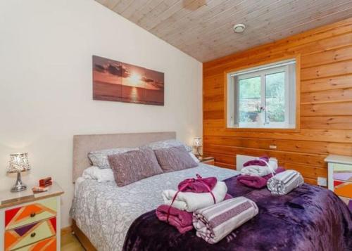 Un dormitorio con una cama con bolsas. en Luxury Peak District lodge, hot tub, log burner, nr lake, en Rudyard