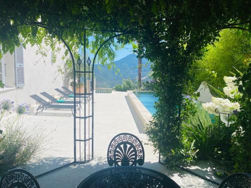 Elle offre une vue sur une terrasse avec des chaises et une piscine. dans l'établissement L'Alba di Suffia Chb Double, à Venaco