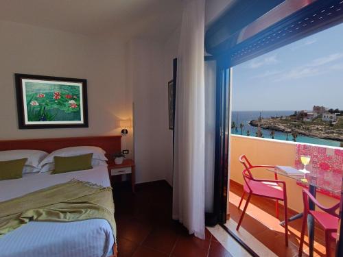 Best Western Hotel Martello في لامبيدوسا: غرفة فندقية مطلة على المحيط