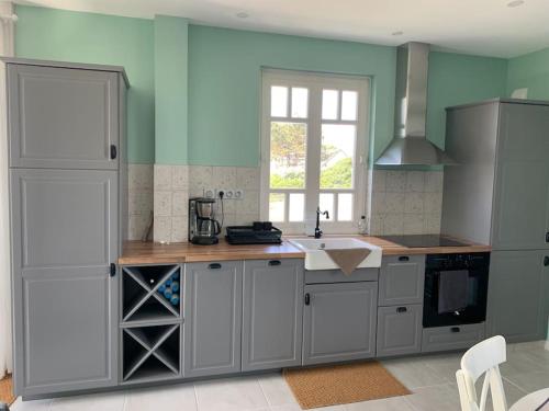 a kitchen with a sink and a counter top at Pirou plage La Villa Mosca in Pirou