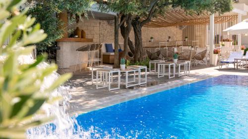 Bazén v ubytování Cleopatra Hotel nebo v jeho okolí