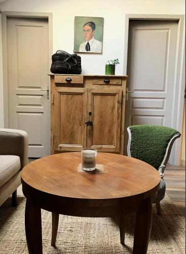 une table basse dans un salon avec un homme dans l'établissement Appartement douillet, plein centre, au Chambon-sur-Lignon