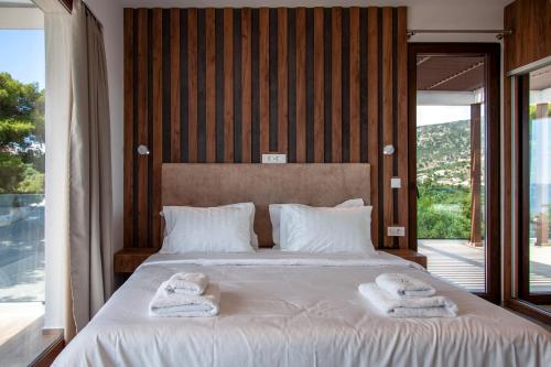 ein Schlafzimmer mit einem großen Bett mit Handtüchern darauf in der Unterkunft Zavia Penthouse in Syvota