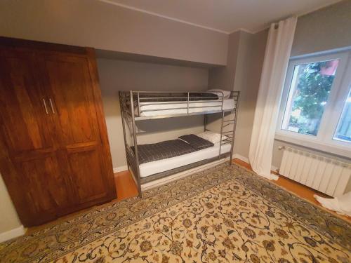 1 Schlafzimmer mit 2 Etagenbetten und einer Tür in der Unterkunft A cozy room near warsaw in Michaelsthal