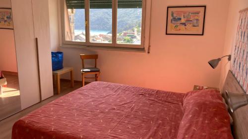 a bedroom with a bed and a window at Vista mare 6 minuti a piedi dalla spiaggia, box. in Moneglia