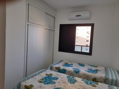 - une petite chambre avec un lit et une fenêtre dans l'établissement Capitânia Varam, à Guarujá