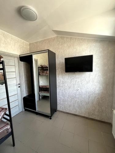 Televisyen dan/atau pusat hiburan di PitStop Motel