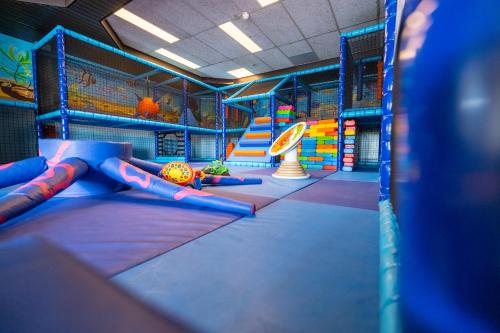 een speelkamer voor kinderen met een fitnessruimte met een glijbaan bij Oer't Hout in Grou