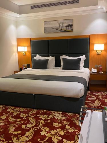 a bedroom with a large bed in a room at فندق بلفيو بارك رويال Bellevue Park Royal Hotel in Taif
