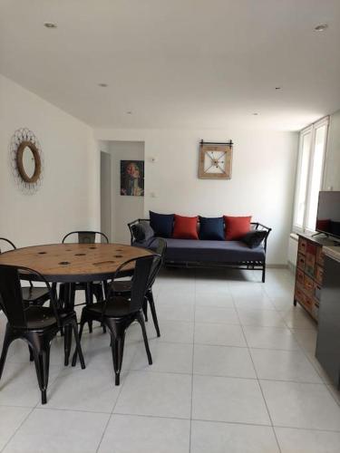 un salon avec une table et un canapé dans l'établissement F3 2sdb proche centre et route des plages, à Montpellier