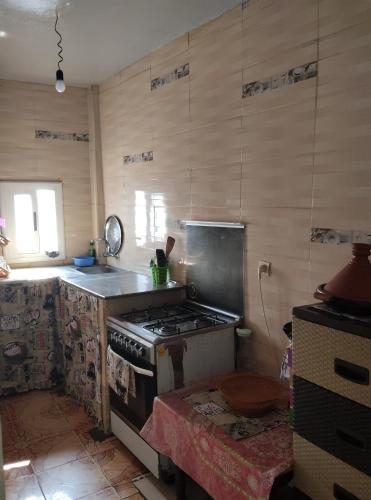 uma cozinha com um fogão e uma bancada em شفشاون em Chefchaouene