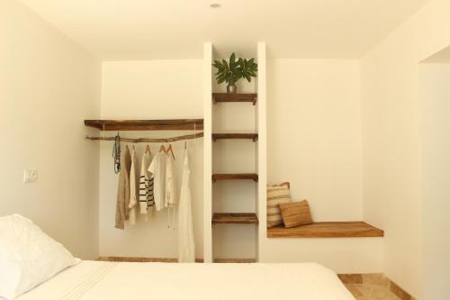 ein Schlafzimmer mit einem weißen Bett und einem Schrank in der Unterkunft La bergerie des petits loups in Montagnac-la-Crempse