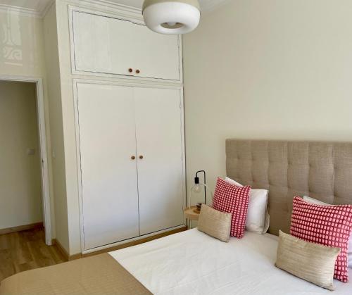 ポルトにあるOld Town Cozy Apartmentのベッドルーム1室(ピンクと白の枕が備わるベッド1台付)