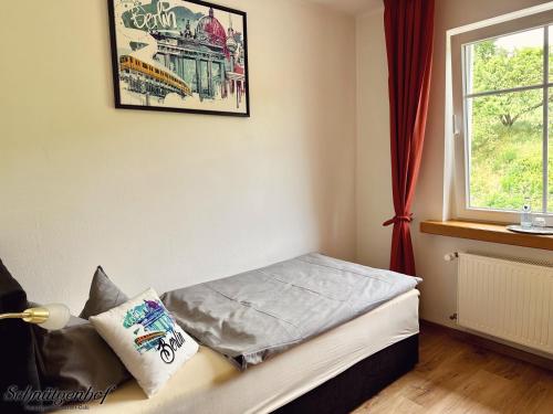 En eller flere senge i et værelse på Schnütgenhof Übernachtung am Biggesee