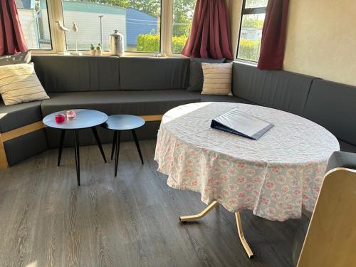 - un salon avec une table et un canapé dans l'établissement zee van Buren, à Buren