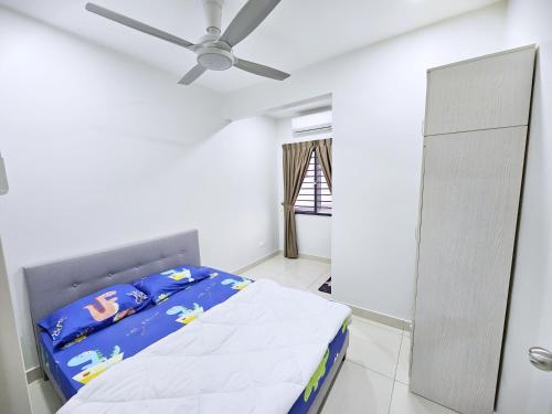 En eller flere senger på et rom på Entire Home at Indahpura, Kulai