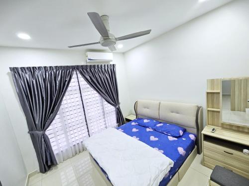 1 dormitorio con cama y ventana en Entire Home at Indahpura, Kulai, en Kulai